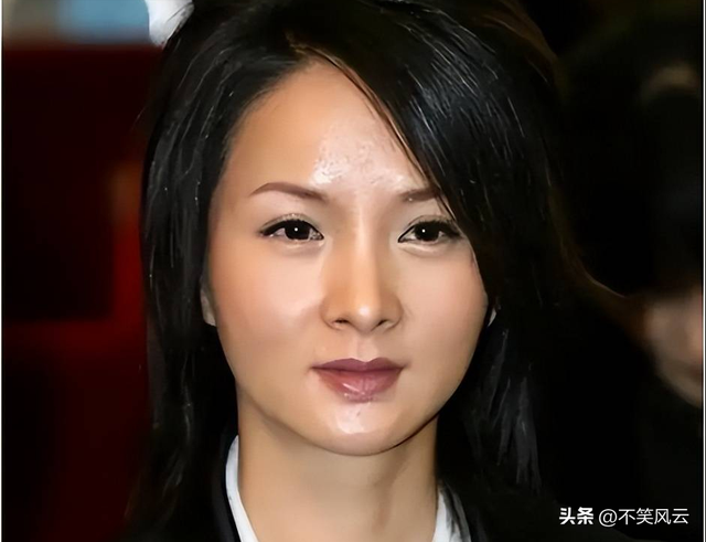 吃里扒外！定居美国13年，回国捞金惨遭“驱逐”，52岁活成了笑话