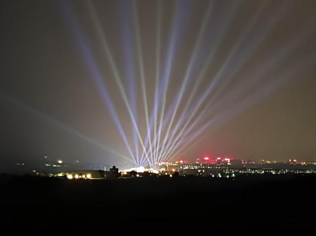 齐风鲁韵｜山东泰安肥城市潮泉镇：灯缀青山融夜色 焰开碧宇映霞痕