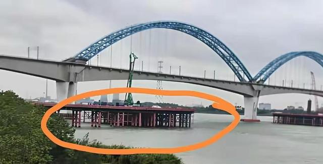 广州一家五口自驾游坠江，施工路段无警示成悲剧现场