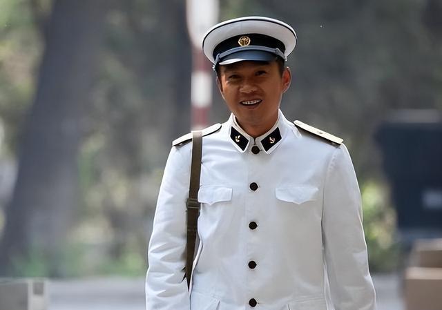 他大器晚成，演了75部剧才开始红，今16岁儿子帅出天际没人反驳
