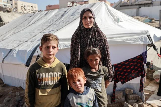 黑焦的汽车、倒塌的房屋与流离的家庭：加沙人在碎片中寻找生活