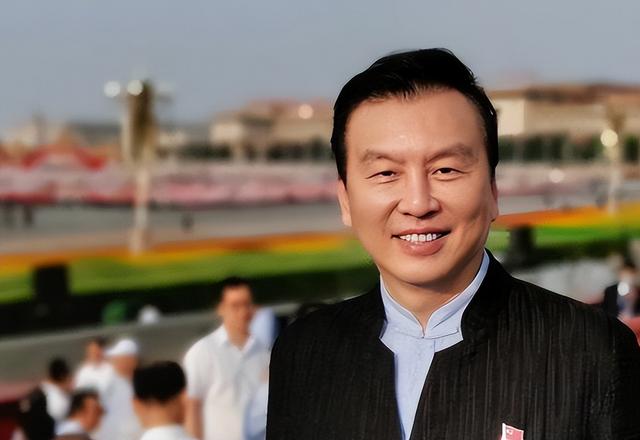 央视主持人张泽群:55岁才当父亲	，妻子跑了儿子丢了，今孤身一人