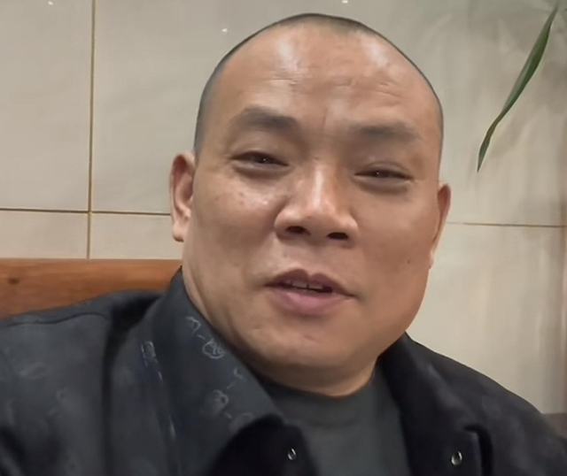 江西萍乡富豪赖国萍去世，仅46岁，戴硕大金佛珠项链，小女儿3岁
