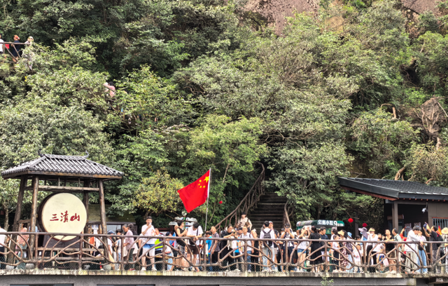 南昌全国“霸榜”！各大景区人流“爆棚”！江西开启“人山人海”模式！
