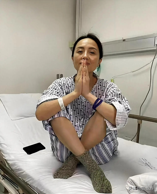 辛柏青消失五个月现身一个举动败坏好感，身边长发美女引人热议