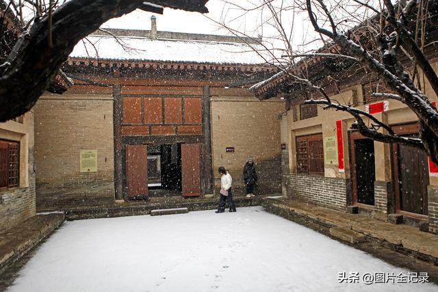 山西襄汾：初雪映丁村 古宅美如画