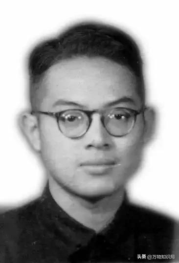 “外交男神”王毅年轻旧照，与妻子罕见同框，岳父曾是周总理秘书