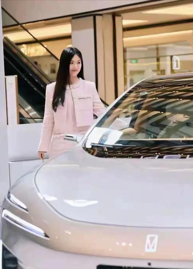 王诗龄回国后在宴会上惊艳到大家！真成财阀千金了，骨子里的优雅