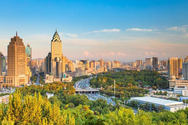 南方小土豆到了乌鲁木齐才知道，什么是离天空最近的大城市