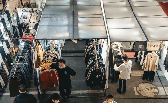 武汉最大的夜市，1公里分布着千余摊位，一到晚上挤得水泄不通