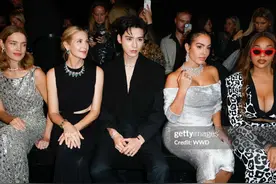 龚俊看秀坐C位，C罗女友、LV太子妃坐身边，乖巧模样获前辈欣赏！图片