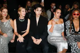 龚俊看秀坐C位，C罗女友、LV太子妃坐身边，乖巧模样获前辈欣赏！图片