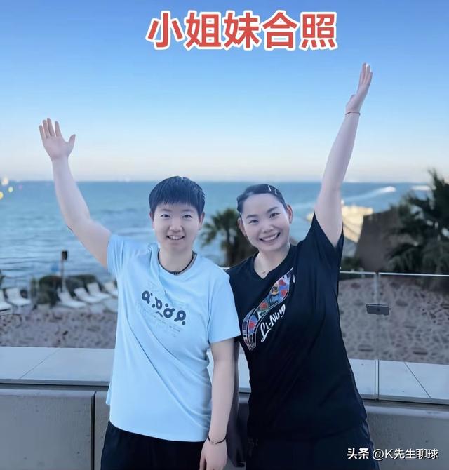孙颖莎决赛失利 没想到闺蜜一直陪在她身边 两人居然撑着一把破雨伞