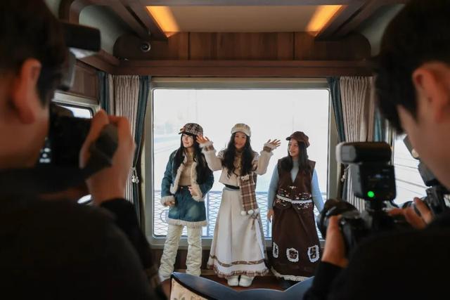 “哈尔滨”的移动城堡 尽享奢华！有观景天窗的豪华专列！