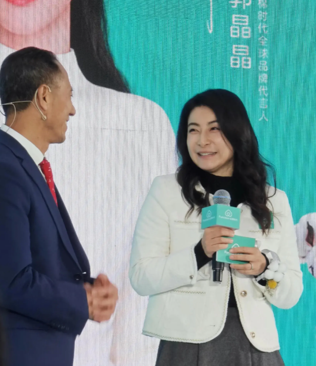 不装了！结婚10年后，章泽天彻底跟刘强东翻脸，郭晶晶当初没说错