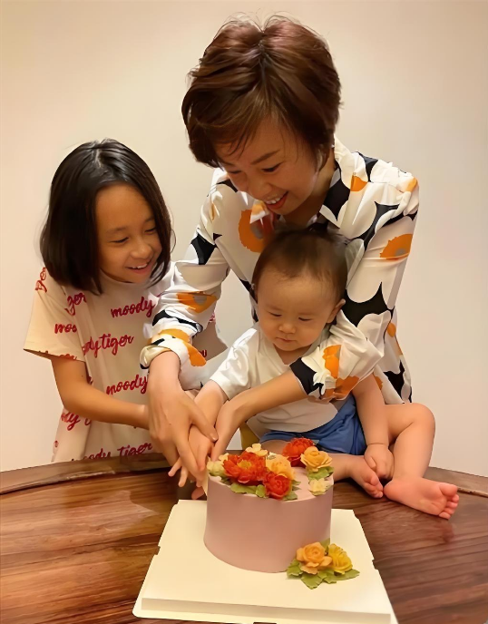 恩爱了16年，44岁张怡宁正绚烂如花，大20岁的丈夫徐威却衰老萎缩