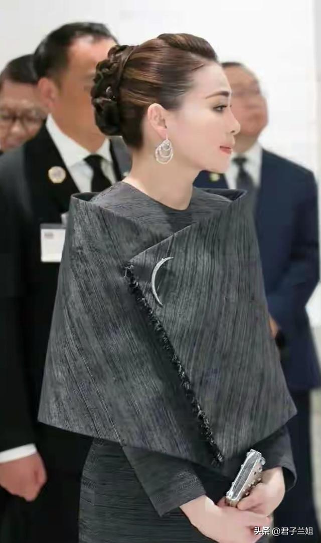 泰王不懂妻美！和苏提达王后参观北京航天城	，本人状态表情很严肃