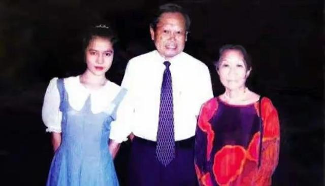 杨振宁去世不到2月，令人担忧的事还是发生，翁帆近况被曝惹争议