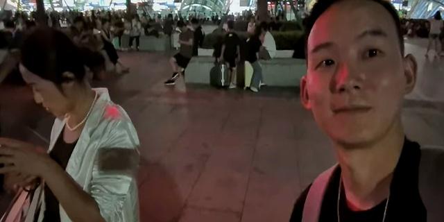 谢浩南昨晚11点已到达深圳，并回复网友几个问题，三人前来接站