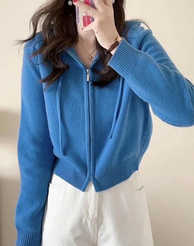 今年秋冬一定要试试蓝色针织，清爽减龄！太显气质了