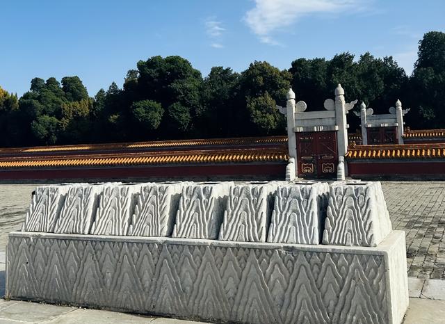 北京秋韵看地坛，网红打卡外有深意，老园子里的时光密码