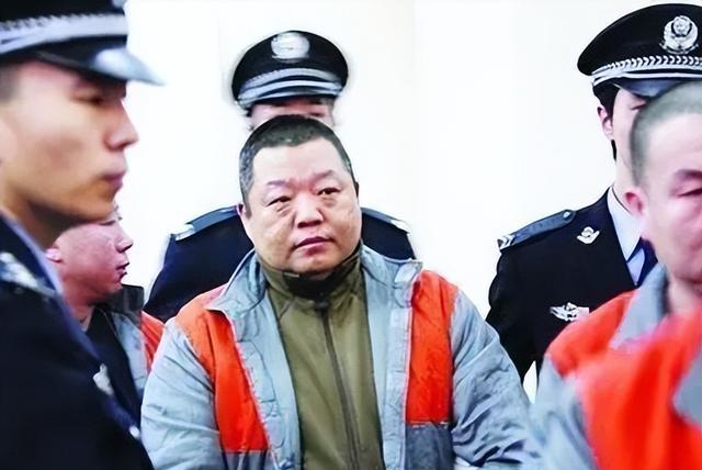 明星狱中生活毫无隐私！女星上厕所、洗澡被监视，无任何优待