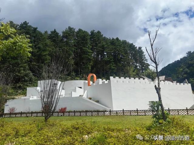 这个凭借21℃的天然清凉悄然“出圈”的森林小镇，别具异域风情！