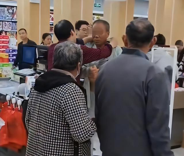 六旬老人超市脱衣证清白，只剩内衣裤时警报仍响，后续：警方通报双方和解，超市老板身份被扒