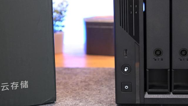 威联通Qu405-N355实测：四盘位NAS性价比之王，藏着AI的存储神器