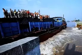 回顾98年九江大堤决口，命令用大船堵口的市长刘积福，后来怎样了图片