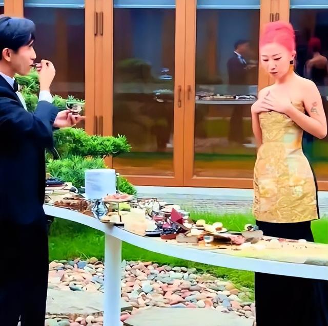 牛鬼蛇神现原形！刘欢女儿大婚不到24小时，恶心的一幕出现了