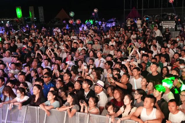 草原星空下的音乐盛宴:达茂旗那达慕文化产业园掀起夏日狂欢