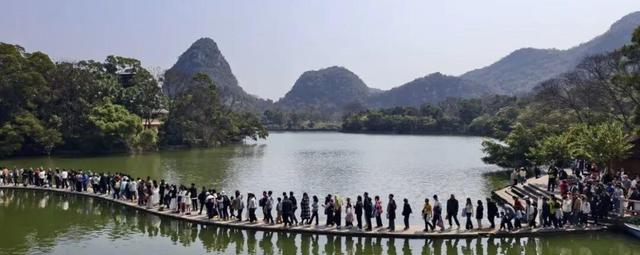 柳州春节“文惠桥”现场：螺蛳粉店挤爆，外地车霸占大街小巷
