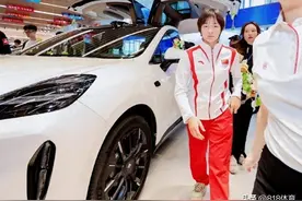 排面!全红婵凌晨回北京出席75周年招待会,手持邀请函跟樊振东进场图片