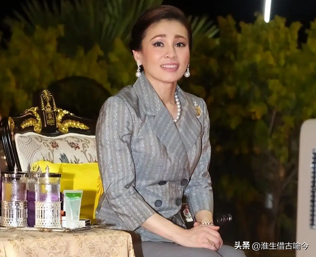 47岁苏提达出席活动太张扬，72岁泰王玛哈瞪着她，让她别抢风头