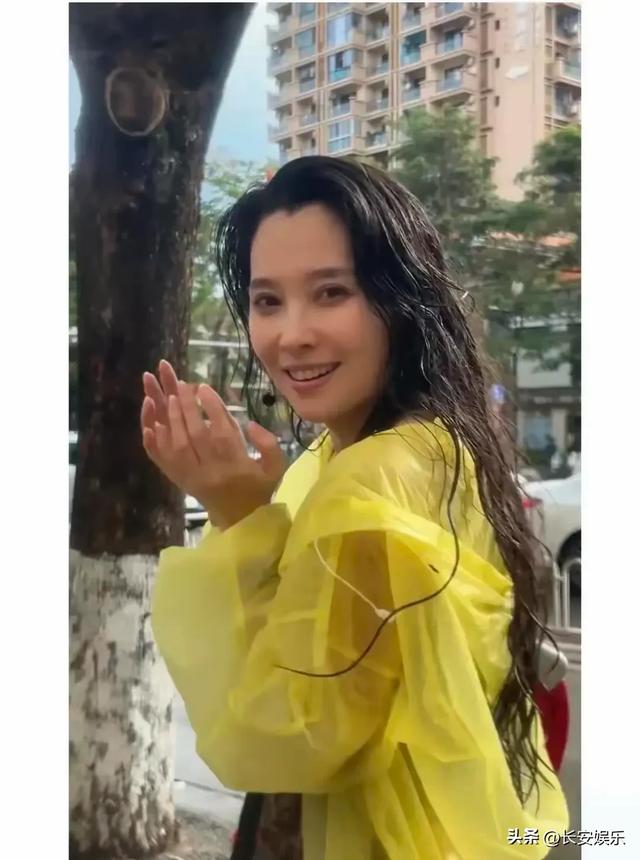森林北泼水节生图，没了滤镜后，就是普通人，没有说的那么漂亮