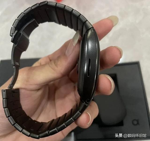 从3499跌到500元的折叠屏手表，支持打电话，如今却很保值