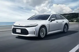 丰田轿车旗舰之争——皇冠sedan Vs 亚洲龙图片
