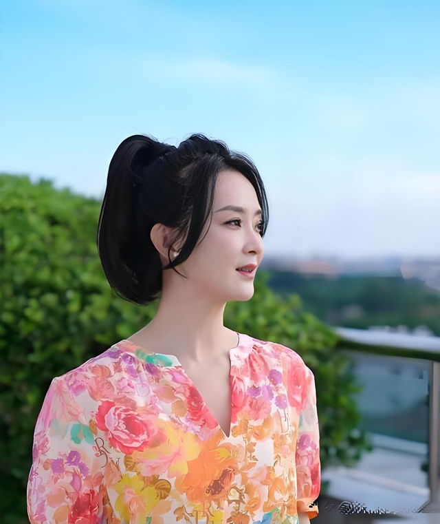 王艳太有钱了，穿睡衣在自家花园散步，背后就是紫禁城！