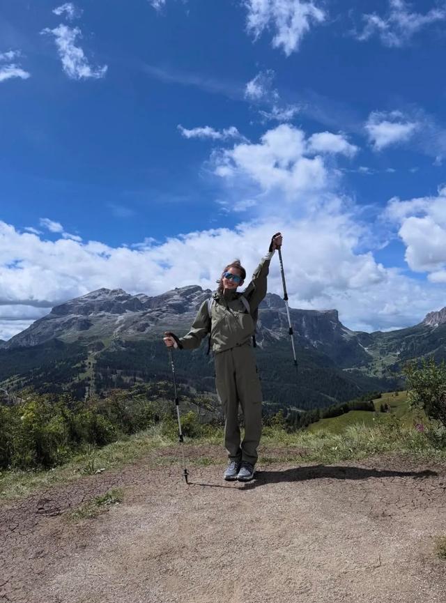 章泽天去意大利徒步登山,她扎高马尾很年轻,坐山顶看风景很惬意