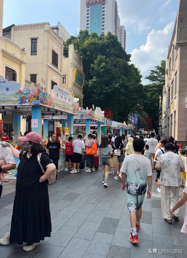 热气未成浪，人流却似江