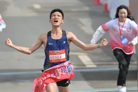 2小时10分56秒！丰配友夺得“贵州纺织杯”2025遵义马拉松男子组冠军图片