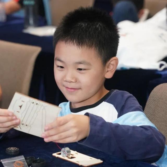 “蓉城小科学家”酷玩通威太阳能，绿色能源探秘high翻天！