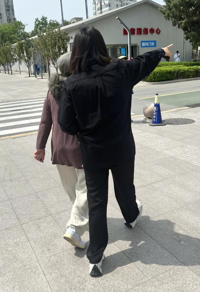 89岁李明启现身北京医院看病，打扮干净整洁，弓着背走路显苍老