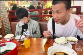 韦东奕堂姐带娃游北大，韦神陪吃陪玩，网友：第一次见他有说有笑图片