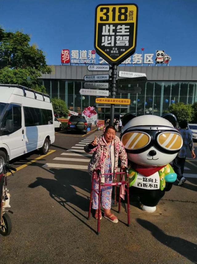 爱情最美的样子：71岁的他带着67岁的瘫痪妻子自驾游全国