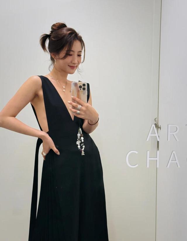 陈赫前妻不穿内衣大胆出镜，胸和肚子快一样平，那张脸倒是很美
