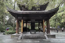 游灵隐景区谒拜四座寺庙，爬飞来峰顶欣赏百尊造像。图片