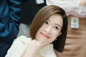 当48岁佘诗曼和60岁龚慈恩站在一起，我才明白什么叫“演技炸裂”图片