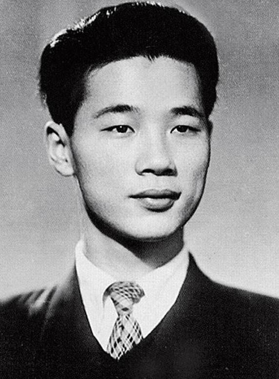 李鹏总理年轻时有多帅？1959年在吉林留影，31岁玉树临风气质不凡
